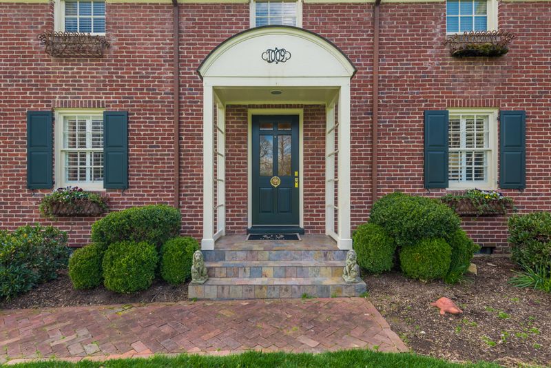 1009 E Nokomis Cir, Knoxville, TN 37919
