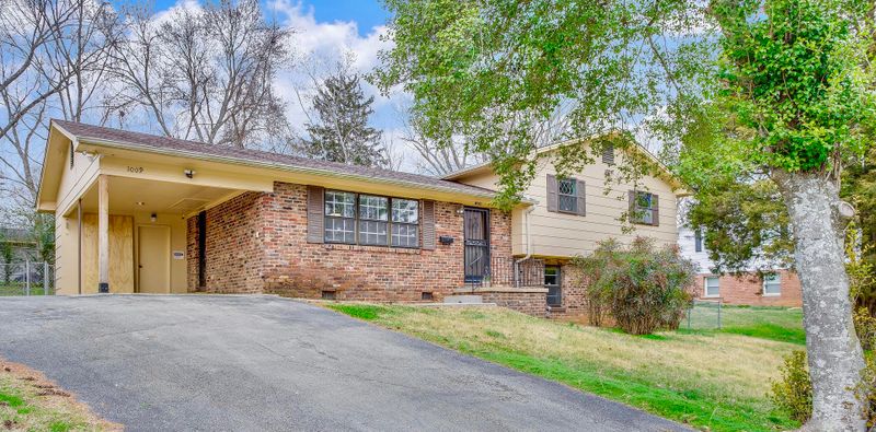 1009 Francis Rd, Knoxville, TN 37909