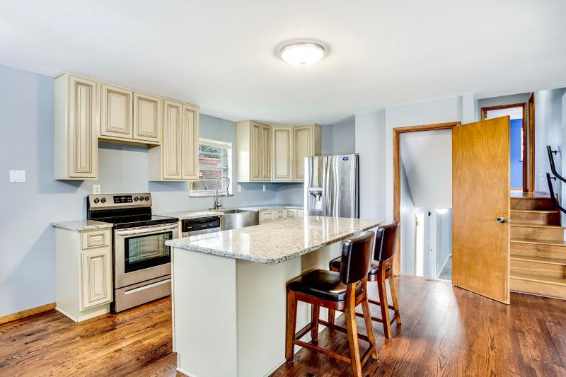 1009 Francis Rd, Knoxville, TN 37909