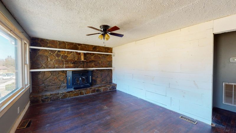 1009 Mcadoo St, Clinton, TN 37716