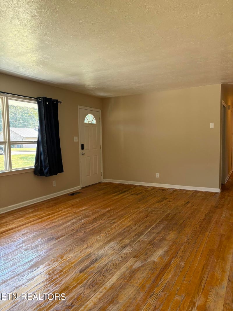 1009 Oaklett Dr, Knoxville, TN 37912