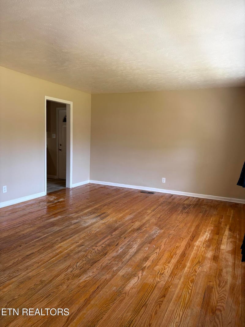 1009 Oaklett Dr, Knoxville, TN 37912