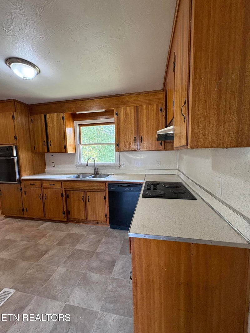 1009 Oaklett Dr, Knoxville, TN 37912