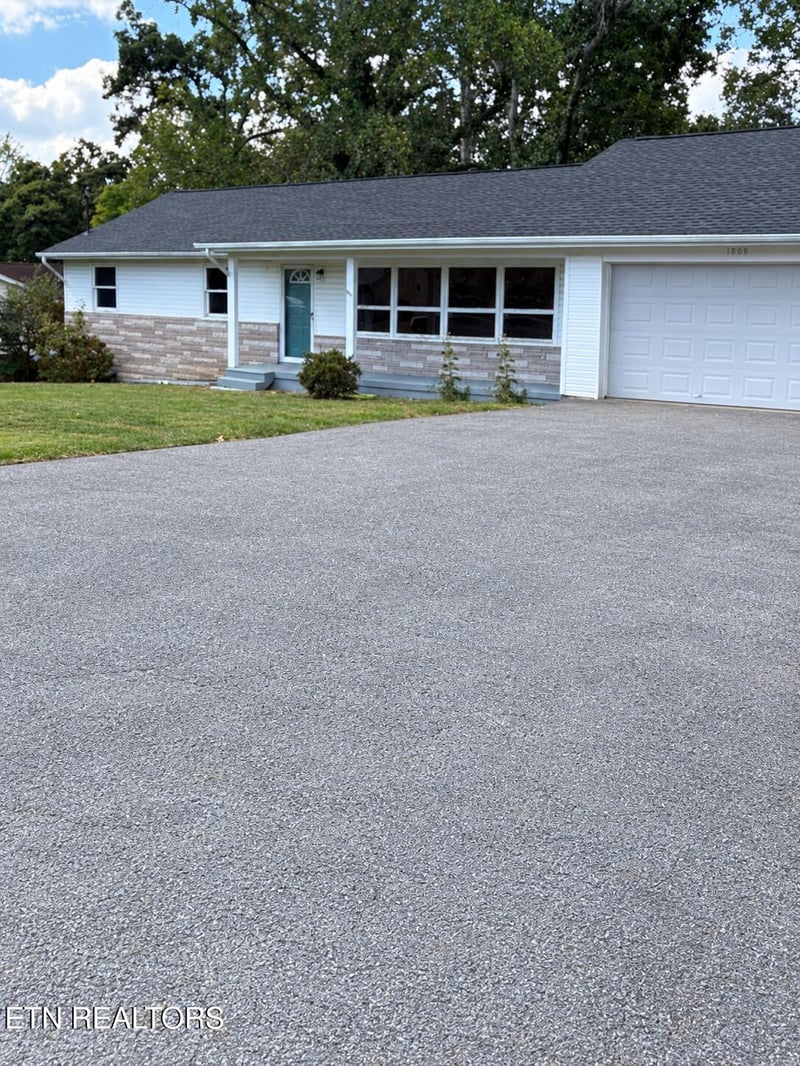 1009 Oaklett Dr, Knoxville, TN 37912