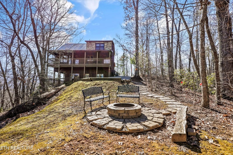1009 Vista Dr, Gatlinburg, TN 37738