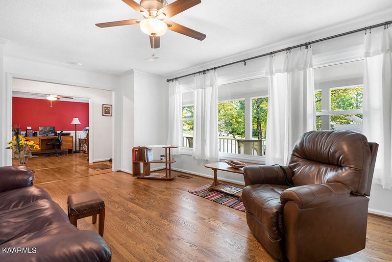 101 Connors Dr, Oak Ridge, TN 37830