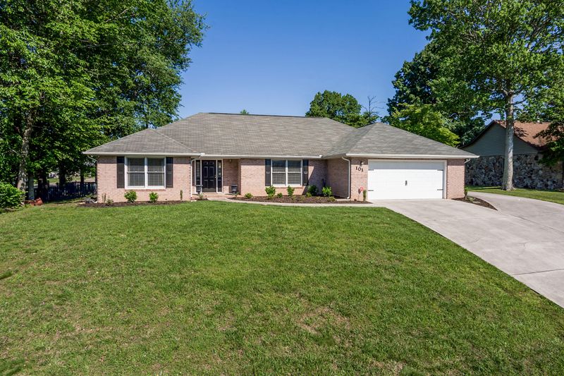101 Country Walk Dr, Powell, TN 37849