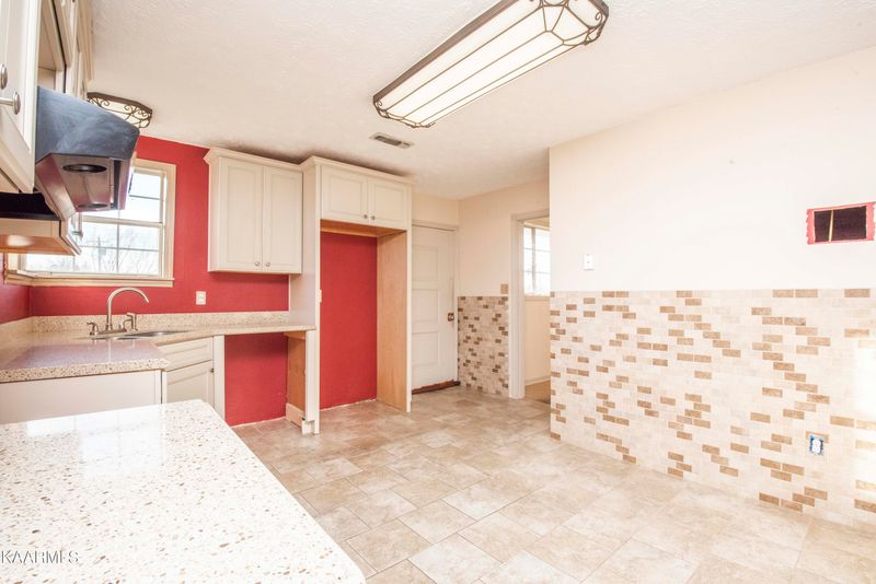 101 Crestview Dr, Lenoir City, TN 37772