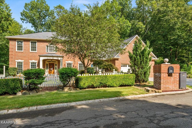 101 Crestview Ln, Oak Ridge, TN 37830