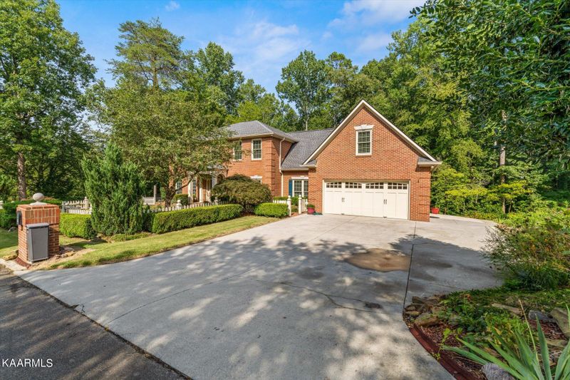 101 Crestview Ln, Oak Ridge, TN 37830
