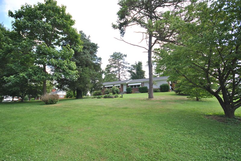 101 Cusick, Lenoir City, TN 37772