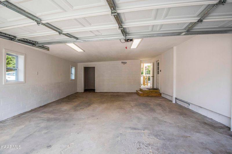 101 E Passmore Ln, Oak Ridge, TN 37830