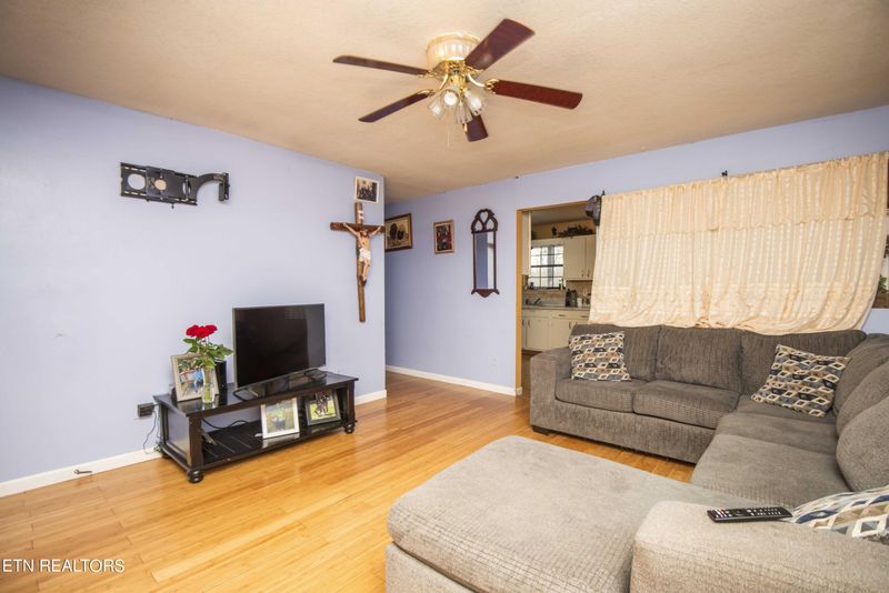 101 Frances Dr, Lenoir City, TN 37771