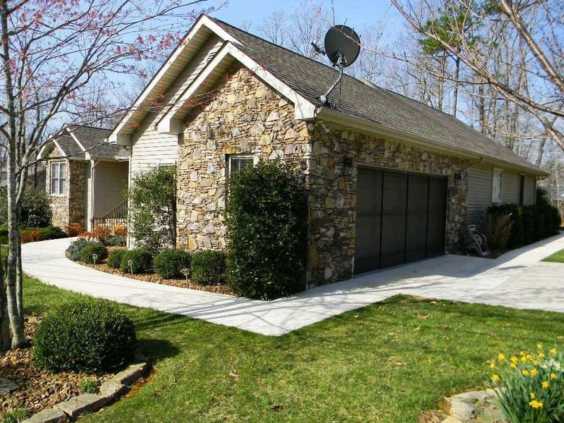 101 Markham Ln, Crossville, TN 38558
