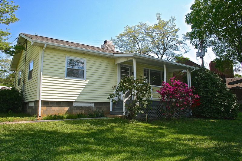 101 W Newcomb Rd, Oak Ridge, TN 37830