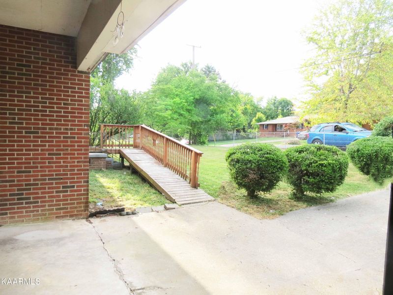 101 Wayne Rd, Oak Ridge, TN 37830