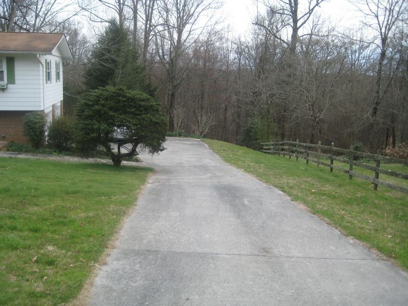 101 Westwind Dr, Oak Ridge, TN 37830