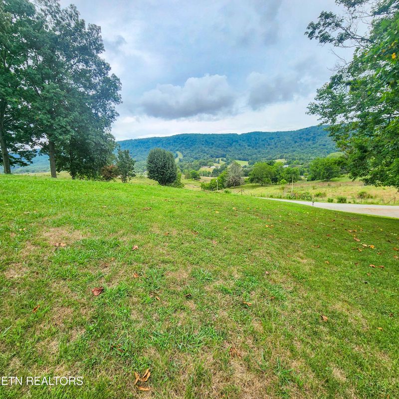 1010 Shirley Rd, Washburn, TN 37888