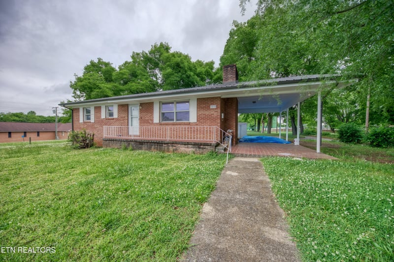 1010 W Morris St, Sweetwater, TN 37874