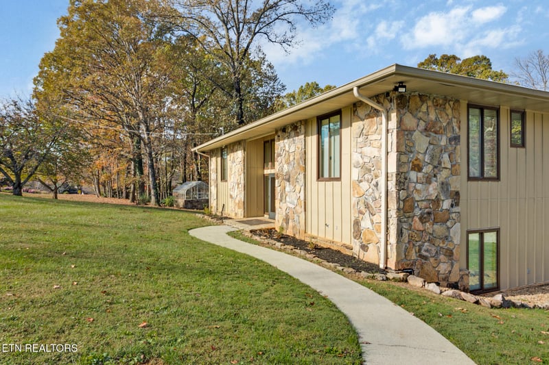10105 Loma Dr, Knoxville, TN 37922