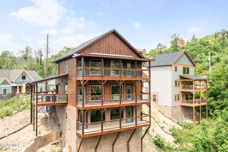 1011 Dixie Ct, Gatlinburg, TN 37738