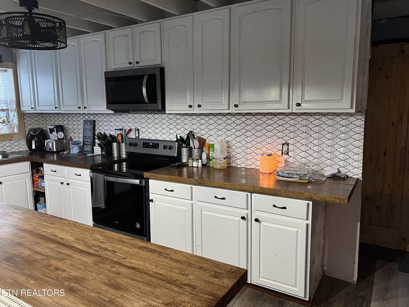 1011 Frost Bottom Rd, Briceville, TN 37710