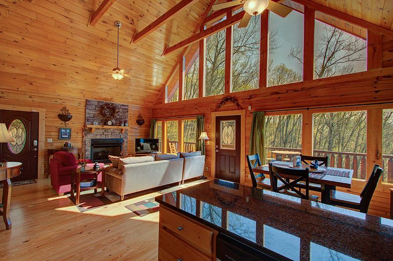 1011 Pine Top Ln, Gatlinburg, TN 37738