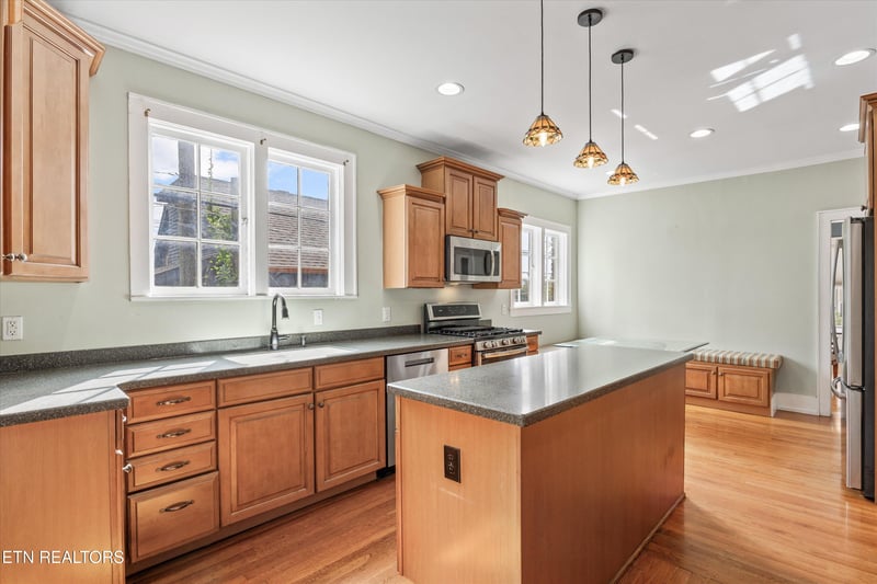 1011 Thompson Pl, Knoxville, TN 37917