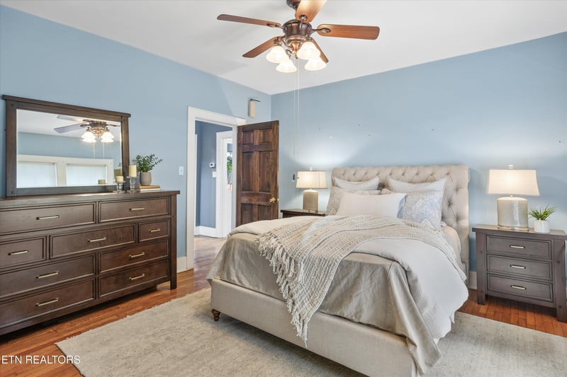1011 Thompson Pl, Knoxville, TN 37917