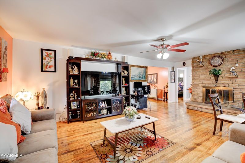 1011 W Broadway St, Lenoir City, TN 37771