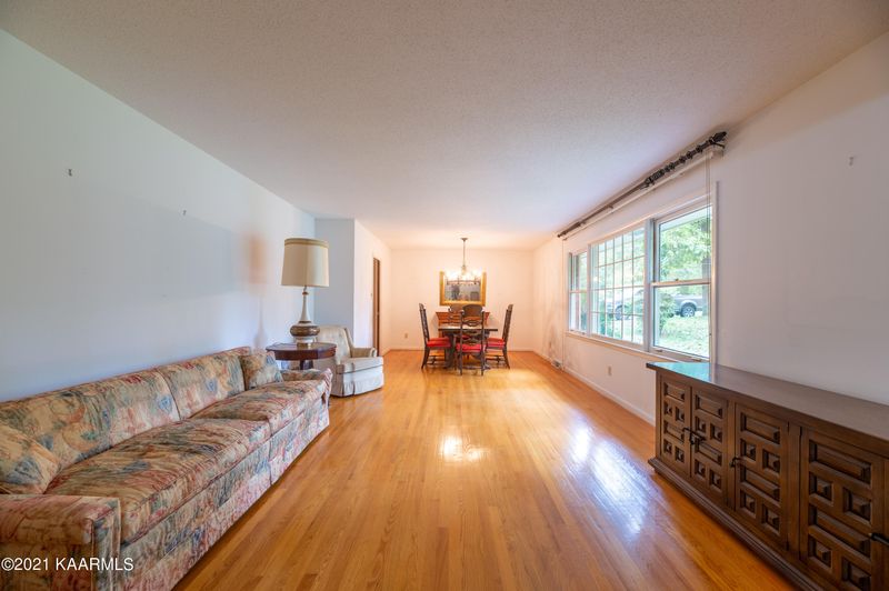 1011 W Outer Dr, Oak Ridge, TN 37830