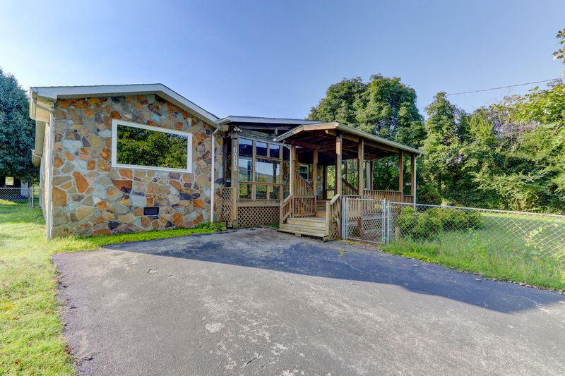 10110 Old Rutledge Pike, Mascot, TN 37806