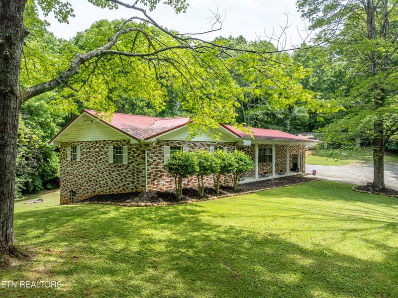 1013 Old Oliver Rd, Walland, TN 37886