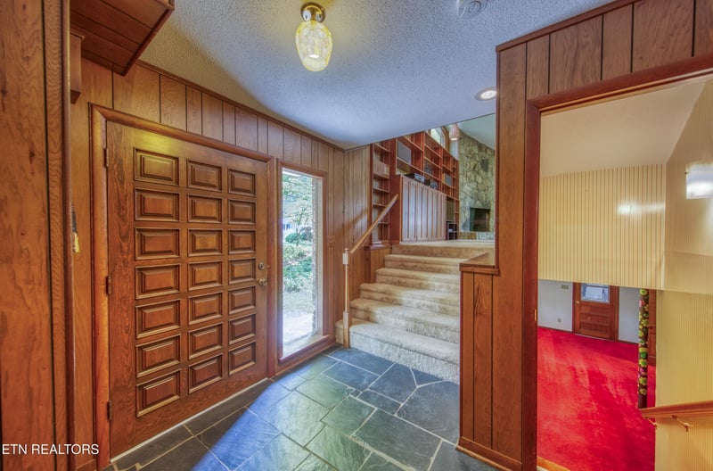 1014 W Outer Dr, Oak Ridge, TN 37830