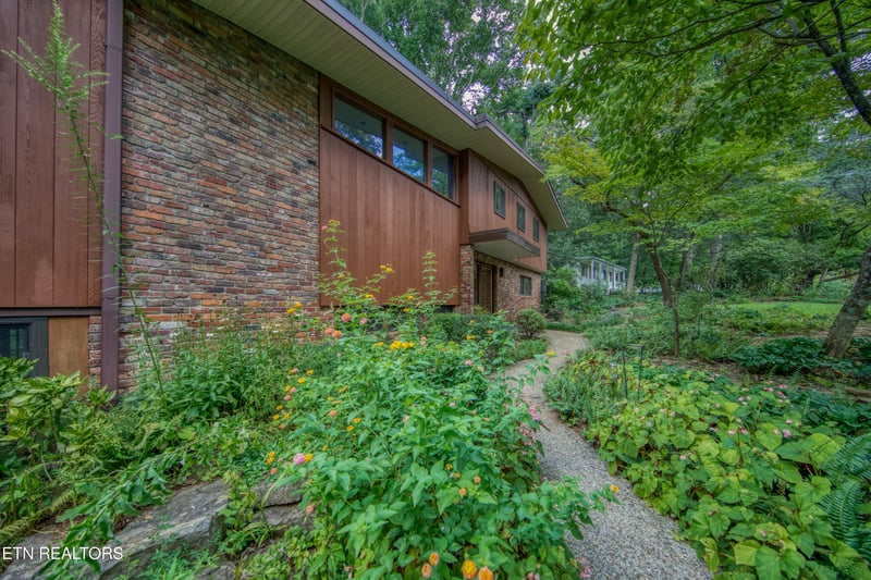 1014 W Outer Dr, Oak Ridge, TN 37830