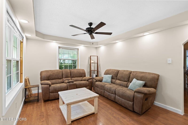 1015 Oakville Ln, Sevierville, TN 37862