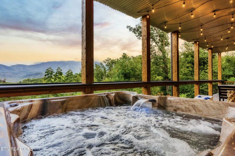 1015 Twin Oaks Rd, Gatlinburg, TN 37738