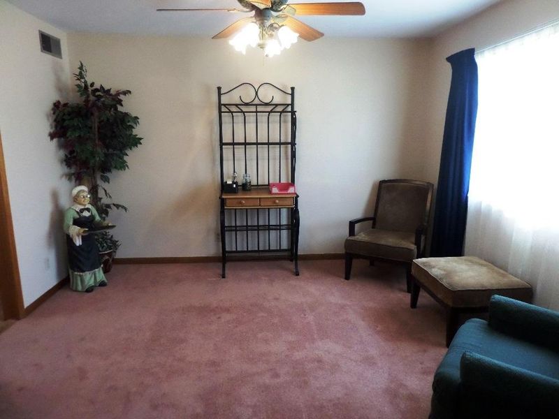 1015 W Outer Dr, Oak Ridge, TN 37830