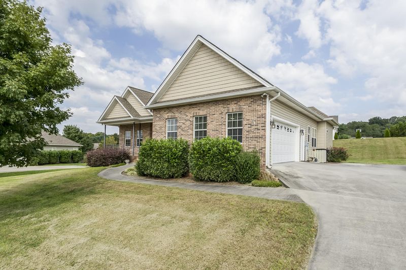 1016 Crestway Dr, Athens, TN 37303