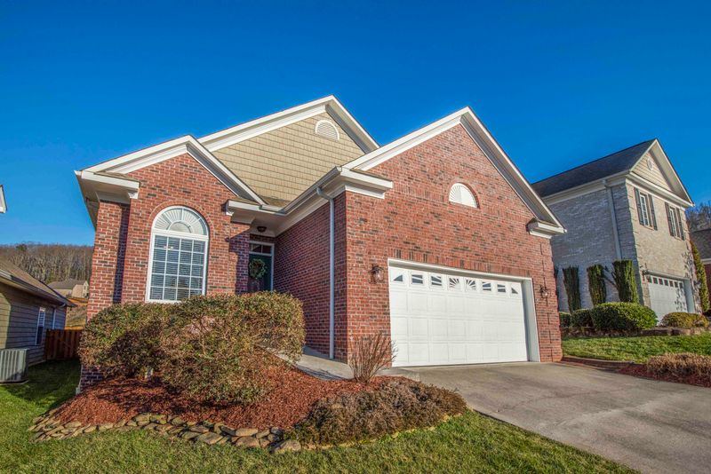 1016 Gothic Manor Ln, Knoxville, TN 37923