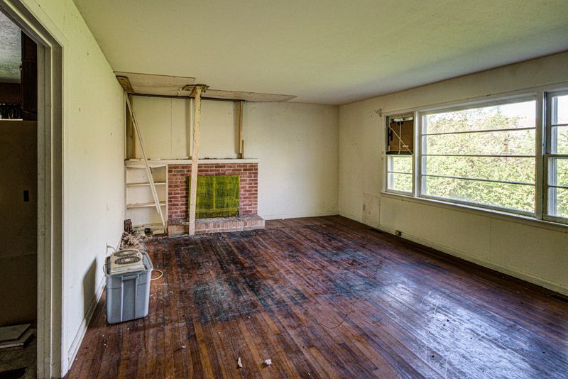 1017 Main St, Jacksboro, TN 37757