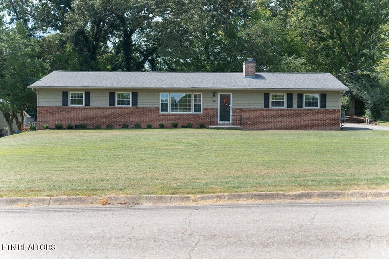 1017 W Park Dr, Knoxville, TN 37909