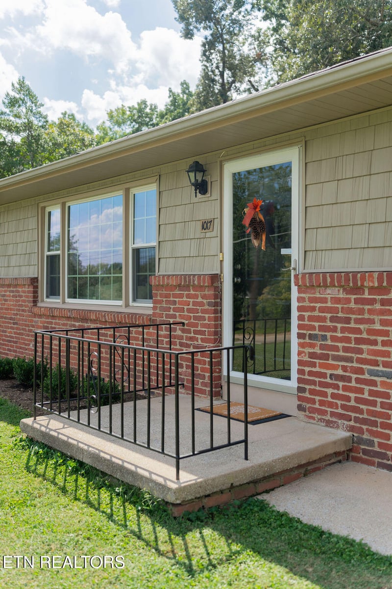 1017 W Park Dr, Knoxville, TN 37909