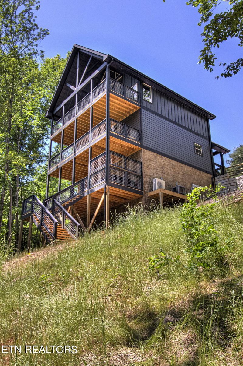 1018 Mountain View Dr, Sevierville, TN 37876