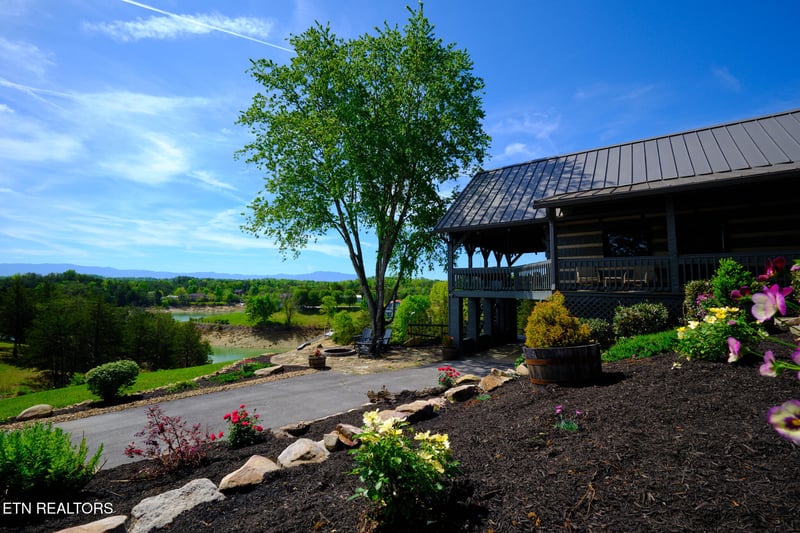 1019 Moonside Ln, Sevierville, TN 37876