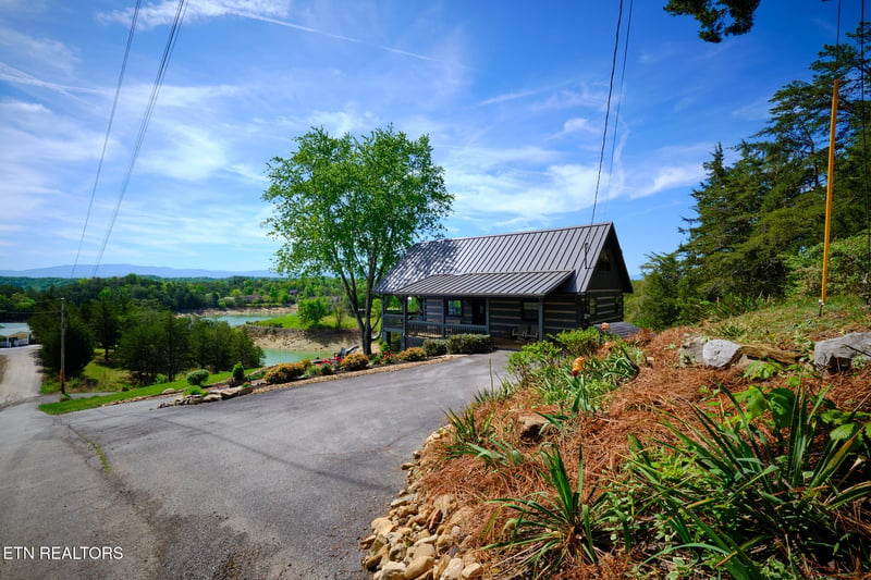 1019 Moonside Ln, Sevierville, TN 37876