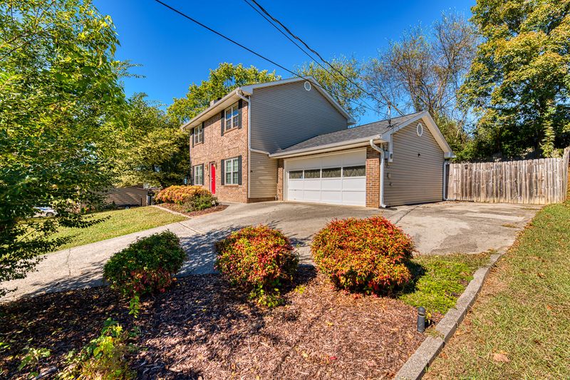 1019 Sharp Dr, Lenoir City, TN 37771