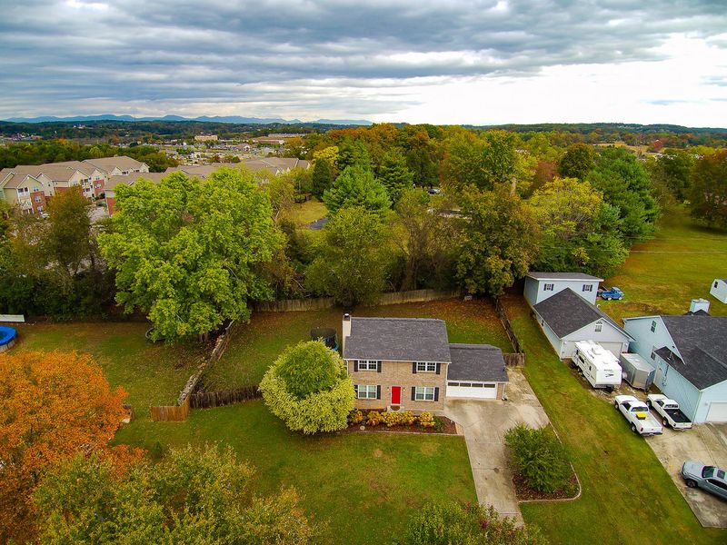 1019 Sharp Dr, Lenoir City, TN 37771