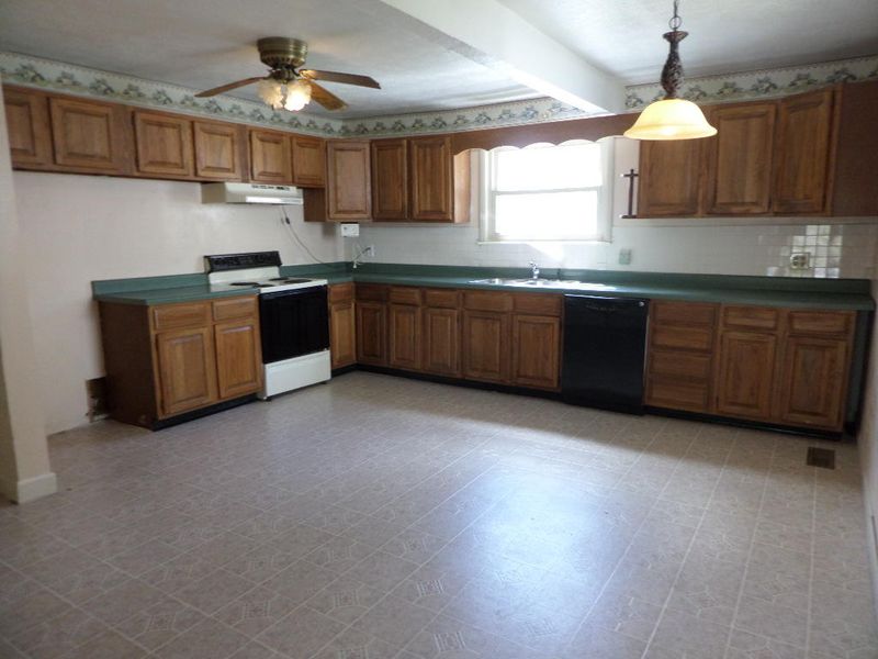 102 Amherst Ln, Oak Ridge, TN 37830