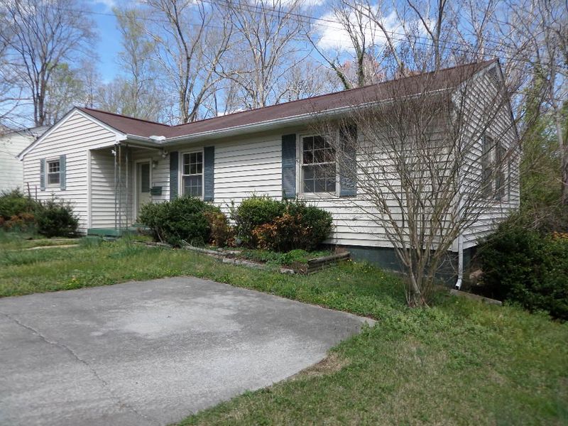 102 Amherst Ln, Oak Ridge, TN 37830